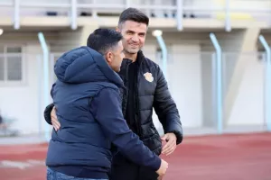 ΕΝΠ - Καρμιώτισσα: Ο Καλτσάς το έκρινε με το κεφάλι (φώτος)