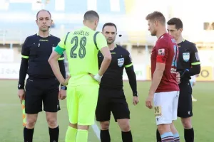 ΕΝΠ - Καρμιώτισσα: Ο Καλτσάς το έκρινε με το κεφάλι (φώτος)