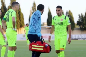 ΕΝΠ - Καρμιώτισσα: Ο Καλτσάς το έκρινε με το κεφάλι (φώτος)