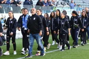 Χειροκροτήθηκαν οι νταμπλούχες της Apollon Ladies και Κ-18!