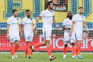 AEK - ΑΠΟΕΛ: Ο Τρισκόφσκι το μοίρασε στο τέλος! (φώτος)