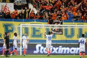 AEK - ΑΠΟΕΛ: Ο Τρισκόφσκι το μοίρασε στο τέλος! (φώτος)