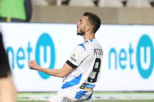 Μπροστά στους Φυγάδες 