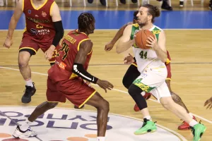 AEK - Kεραυνός: "Κιτρινοπράσινη" πρόκριση με super Hollingsworth (φώτος)