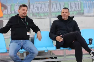 Πίσω, και οι δύο!