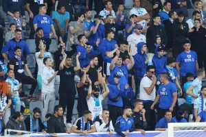 Ενθουσιασμός σε χορτάρι και εξέδρα