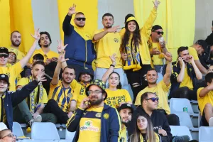 (Φωτορεπορτάζ) Έντονο κίτρινο χρώμα στις κερκίδες