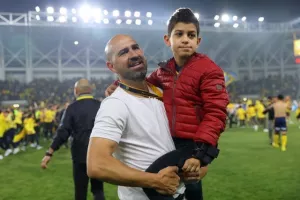 Πανηγύρισε την πρόκριση με τον γιο του! 