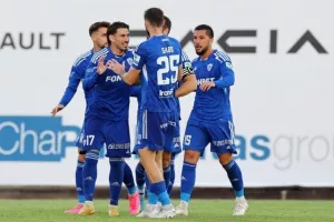Δόξα-Ανόρθωση: Η "Κυρία" τράβηξε... πεντάσφαιρο (φώτος) 