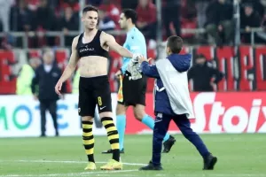 Ο Γκατσίνοβιτς έδωσε τη φανέλα του σε ball boy στο «Γ. Καραϊσκάκης»