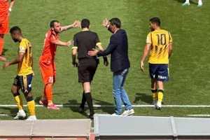 (ΦΩΤΟΣ) Εκνευρισμένος ο Γιανέφσκι/ Παρατηρήσεις ο Φωτίου
