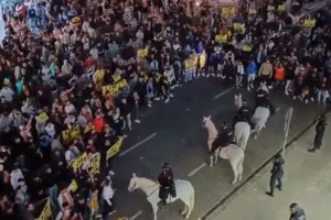 Χάος στο Μεστάγια: Οπαδοί της Βαλένθια στράφηκαν κατά της διοίκησης - Παρέμβαση αστυνομίας (Βίντεο)