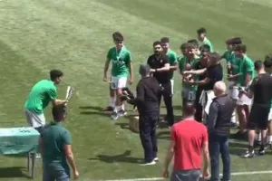 Ομόνοια Κ15/Η απονομή και οι πανηγυρισμοί των πρωταθλητών (βίντεο/φώτος) 