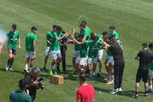 Ομόνοια Κ15/Η απονομή και οι πανηγυρισμοί των πρωταθλητών (βίντεο/φώτος) 