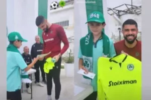 Μικρός Ομονοιάτης/ Ζωγραφιά στον "Φάμπι" και… δώρο η φανέλα!