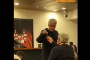 Ο Μουρίνιο τρόλαρε Ολλανδό δημοσιογράφο δίνοντάς του ένα μπρελόκ του Conference League: «Μην κλαις για άλλους 10 μήνες!»