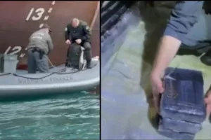 Η στιγμή που οι Ιταλοί εντοπίζουν τα 850 κιλά κοκαΐνης στο πλοίο που φέρεται να ανήκει σε Έλληνα εφοπλιστή