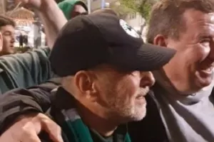 Οπαδοί πανηγυρίζουν και βγάζουν selfies με τον Γιάννη Αλαφούζο