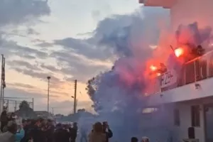 Βίντεο kerkida/Καπνογόνα, συνθήματα και πάρτι για την επιστροφή!