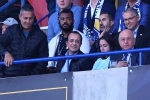Χαιρέτησε και πήρε θέση στη Δυτική ο Ν. Χριστοδουλίδης (φώτος/βίντεο)
