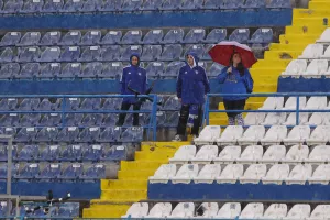 "Δίπλα" στην Ανόρθωση με ομπρέλα και... κασκόλ