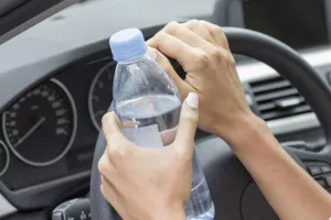 Γιατί είναι επικίνδυνο να έχω ένα μπουκάλι νερό μέσα στο αυτοκίνητο;