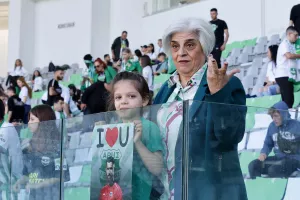 Με τη γιαγιά!