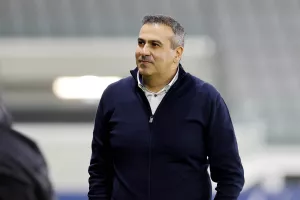 Έκκληση Πλουτή: "Ξεχάστε τα όλα, κάντε το καζάνι να πάμε στον τελικό"  
