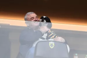 Ο Μελισσανίδης στην OPAP Arena αγκαλιά με σκυλάκι που φορούσε φανέλα της Ένωσης