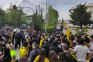 Κιτρινόμαυρος... πανικός έξω από το ξενοδοχείο πριν τη Λεωφόρο!