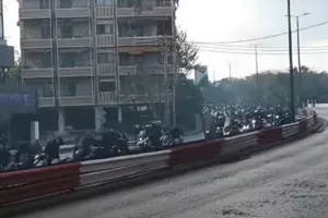 ΑΕΚ: Πανικός από εκατοντάδες μηχανάκια που συνόδευσαν την αποστολή της Ένωσης