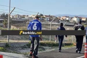 Απολλωνίστας στο γήπεδο με φανέλα Αντόνε! 