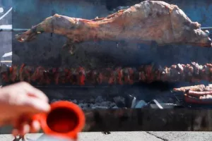 Γιατί σουβλίζουμε αρνί την Κυριακή του Πάσχα; Η προέλευση του εθίμου