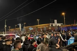 Πάρτι των παικτών της Νάπολι στο πούλμαν για το πρωτάθλημα