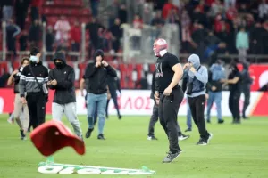 (Φώτος) Χαμός, εισβολή οπαδών στο «Γ. Καραϊσκάκης»