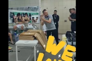 Βίντεο/Τους μίλησε στα αποδυτήρια, έδωσε ρεπό και αποθεώθηκε!