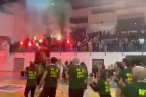 Άναψαν οι πυρσοί για την ΑΕΚ! (βίντεο)