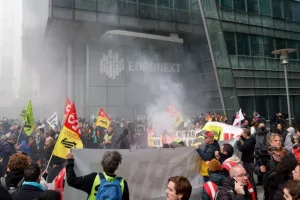 Έκρυθμη η κατάσταση στη Γαλλία: Διαδηλωτές εισέβαλαν σε κτίριο του Χρηματιστηρίου στο Παρίσι!
