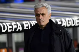 Ρόμα: Ο Μουρίνιο ζήτησε συγγνώμη από τον Σολμπάκεν μετά από μεταξύ τους σκηνικό που έγινε viral