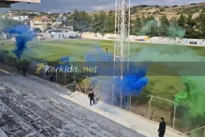 Μπουστάρισμα... ανόδου με καπνογόνα μπλε και πράσινο! (φώτος)