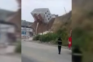 Απίστευτο βίντεο από το Μεξικό - Κτήριο καταρρέει και κατρακυλά στον δρόμο