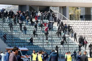 Διακοπή λόγω επεισοδίων στο Νίκη Βόλου-ΑΕΛ: Μάχες σώμα με σώμα μεταξύ των οπαδών!
