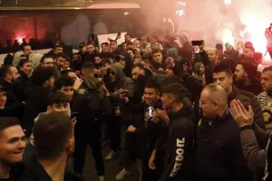 Ντόπες από τον κόσμο του Παναθηναϊκού έξω από το ξενοδοχείο