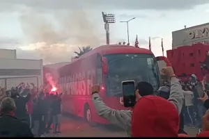 Χαμός στον Ρέντη, συνοδεία από εκατοντάδες μηχανάκια έφυγε η αποστολή των ερυθρόλευκων!