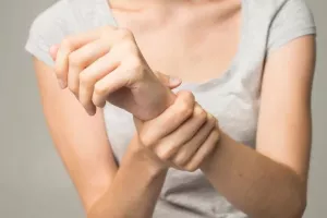 Έξι προειδοποιητικά σημάδια της νόσου Πάρκινσον