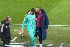 Ο Σέσνι αποχώρησε στο 44' με δάκρυα και "πόνο στο στήθος"