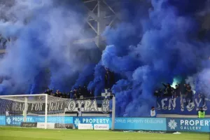 Μπλε καπνογόνα, χαμός και μικρή διακοπή (βίντεο & φώτος)