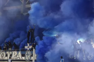 Μπλε καπνογόνα, χαμός και μικρή διακοπή (βίντεο & φώτος)
