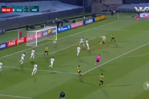 Μυθικό… buzzer beater ψαλιδάκι!