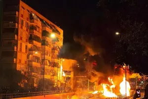 Πήρε... φωτιά ο Νέος Κόσμος στην Ανάσταση
